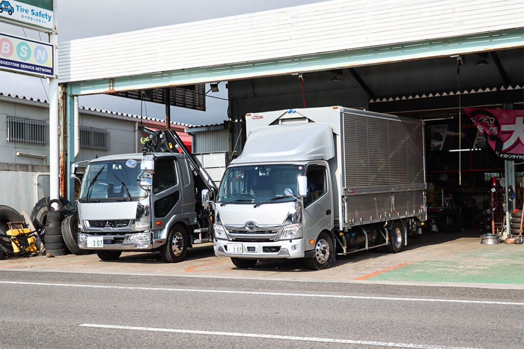 トラックが並んでいる様子
